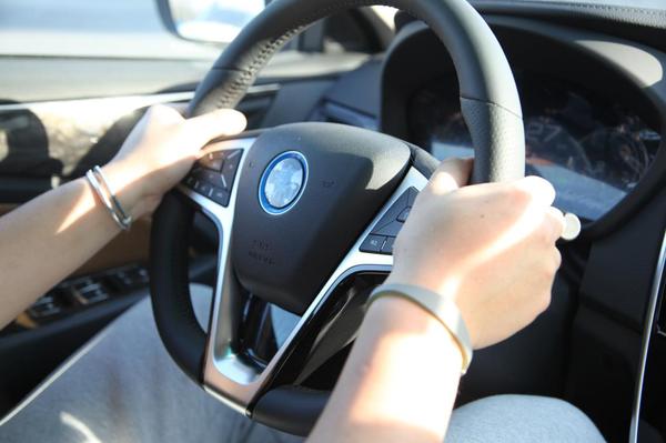 比亚迪秦100油电混合使用感受,比亚迪秦100和秦80怎么区别