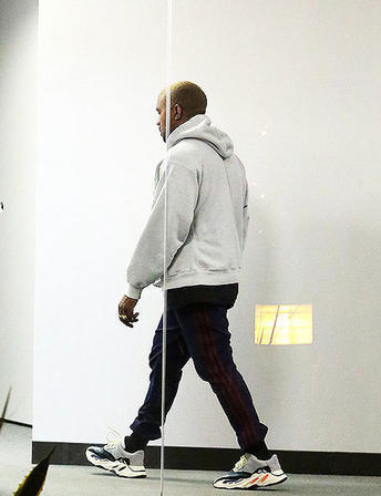 侃爷爆火的鞋叫什么,侃爷最近上脚的鞋子