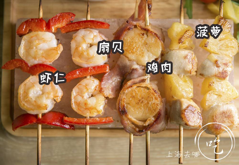 这家店靠一块INS美食博主的星空蛋糕，就把少女心秒成渣渣！涂红唇就打折，男生涂折更低！