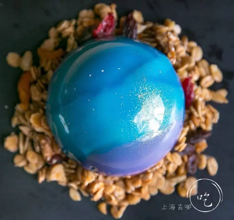 这家店靠一块INS美食博主的星空蛋糕，就把少女心秒成渣渣！涂红唇就打折，男生涂折更低！