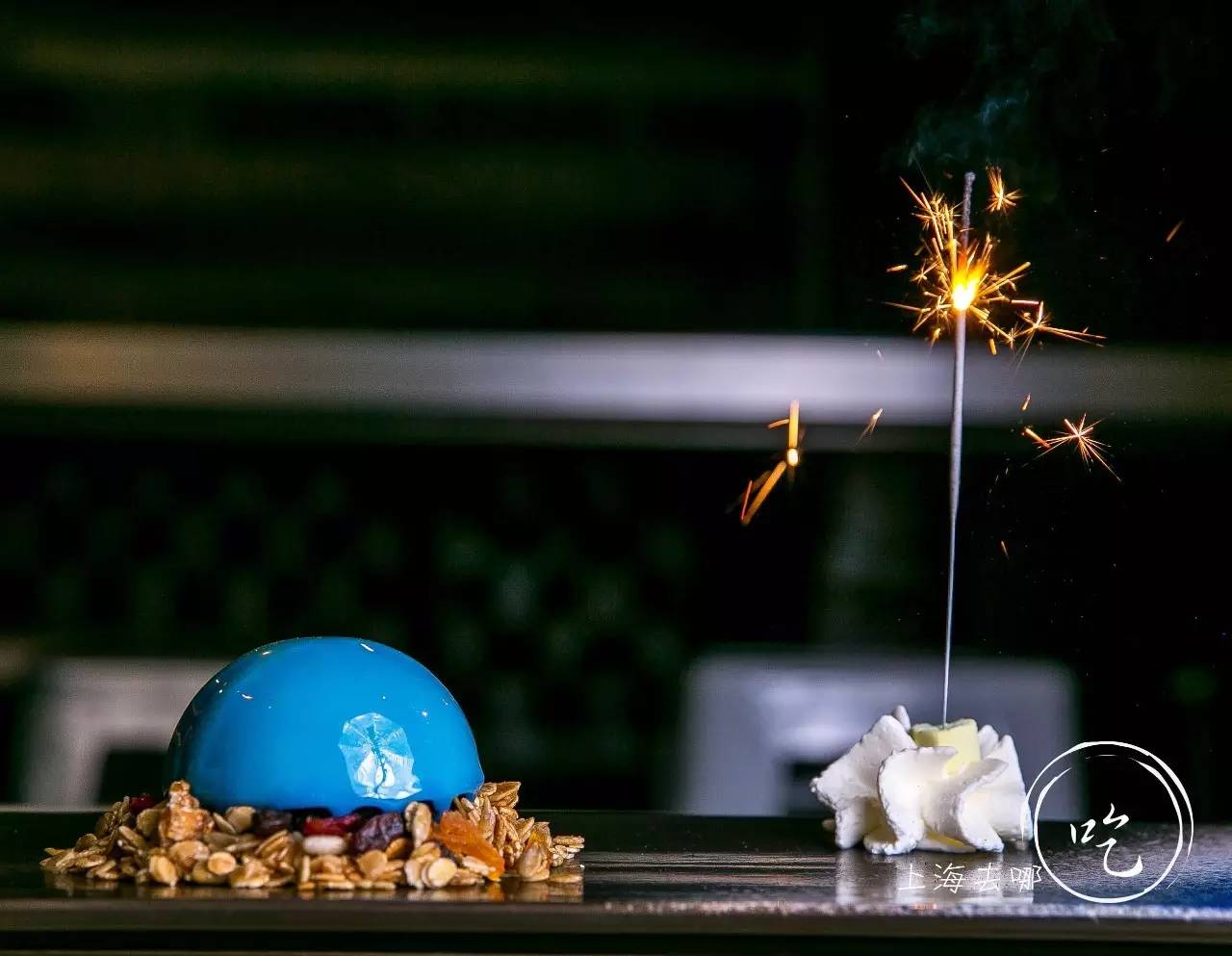 这家店靠一块INS美食博主的星空蛋糕，就把少女心秒成渣渣！涂红唇就打折，男生涂折更低！