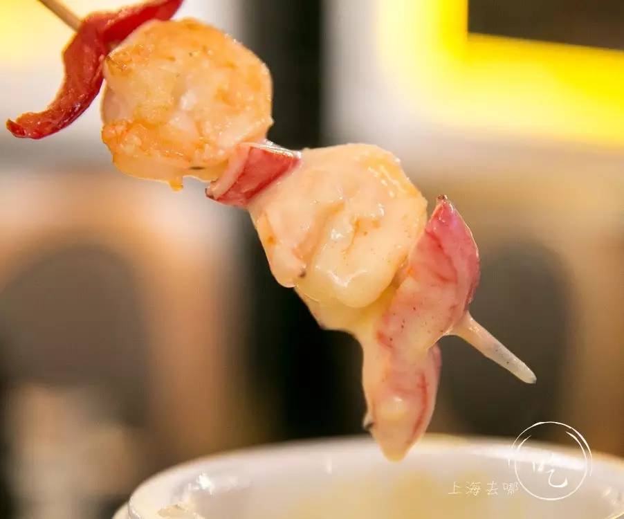 这家店靠一块INS美食博主的星空蛋糕，就把少女心秒成渣渣！涂红唇就打折，男生涂折更低！