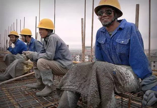 地产人加班多加薪少，逆袭全靠跳槽！只有2%的精英月薪过5万！