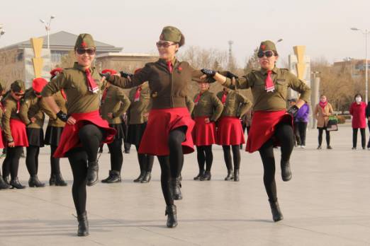 庆“三八”水兵舞展演，看“帅气”阿姨如何在广场圈粉！