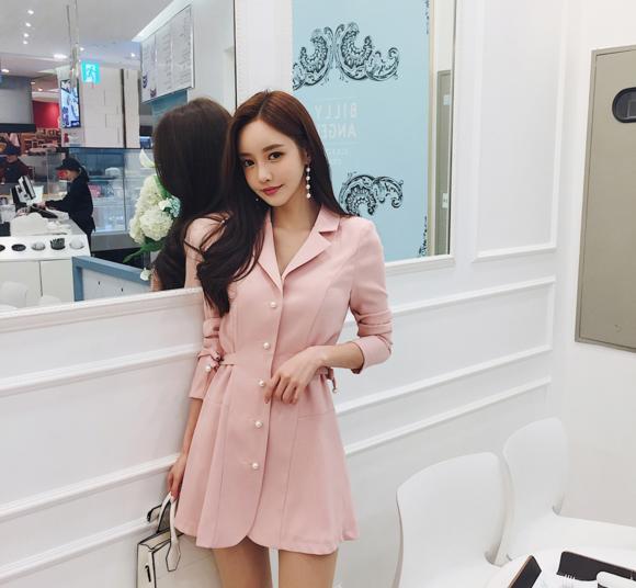 孙允珠粉红毛衣,孙允珠丝质露背连衣长裙