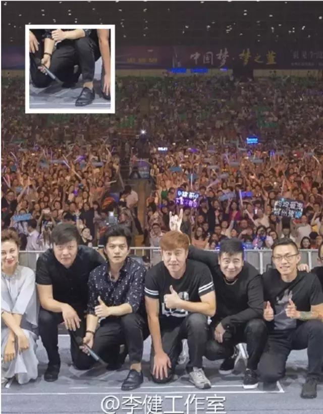 李健唱歌的变化,李健露脚踝