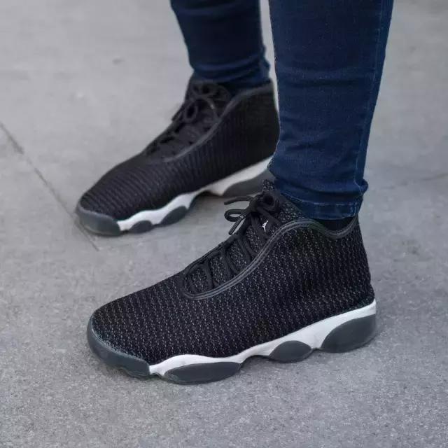 你的iphone7和AJ1同时掉河里，你先救哪个？