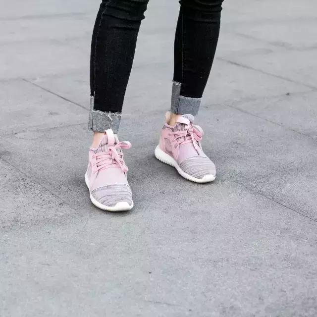 你的iphone7和AJ1同时掉河里，你先救哪个？