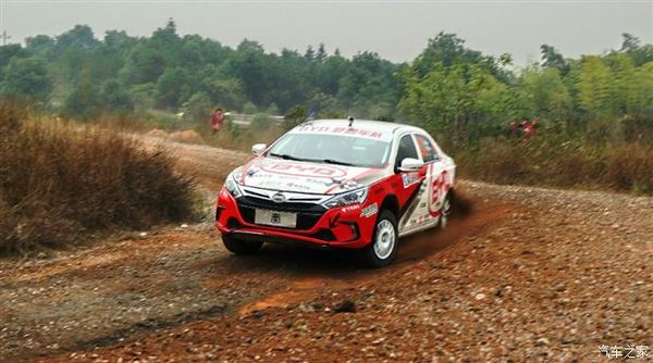 比亚迪秦100油电混合使用感受,比亚迪秦100和秦80怎么区别