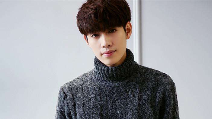 178的男生怎么搭配冬季衣服,男生黑色风衣怎么搭配衣服好看