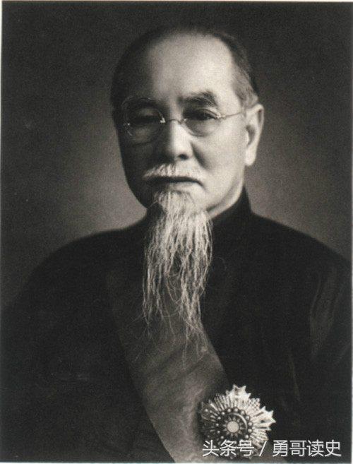 袁世凯带佩刀到参议院宣誓就任大总统此人为何堵在门口不让进？