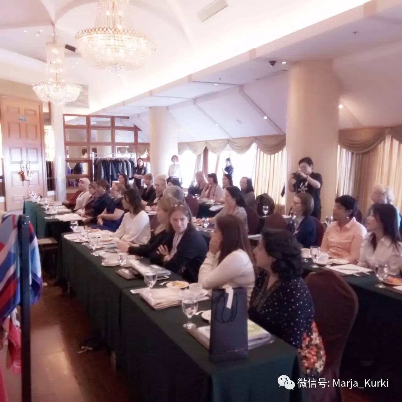 外交官夫人告诉你可以没有名牌包，但这个单品不能少！