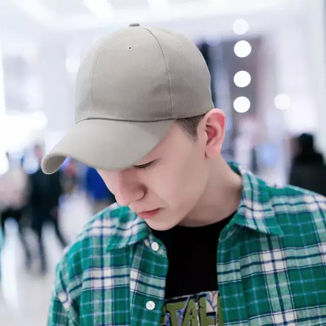 你的iphone7和AJ1同时掉河里，你先救哪个？