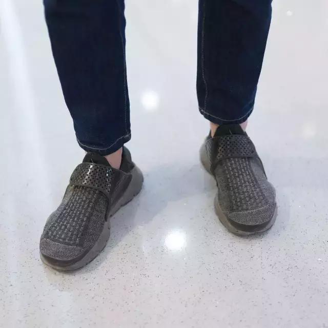 你的iphone7和AJ1同时掉河里，你先救哪个？