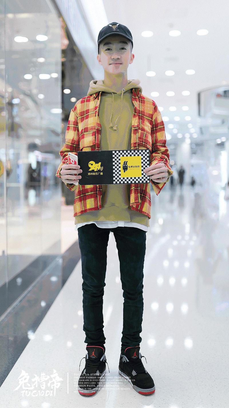 你的iphone7和AJ1同时掉河里，你先救哪个？