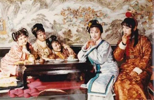 欧阳奋强抱女儿,红楼梦剧组再聚首欧阳奋强