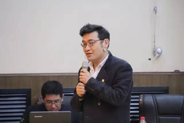 这个假老板要把公司搬到西海边，盖个全球最大的设计公司，陪员工逗鸟逗猫逗狗……