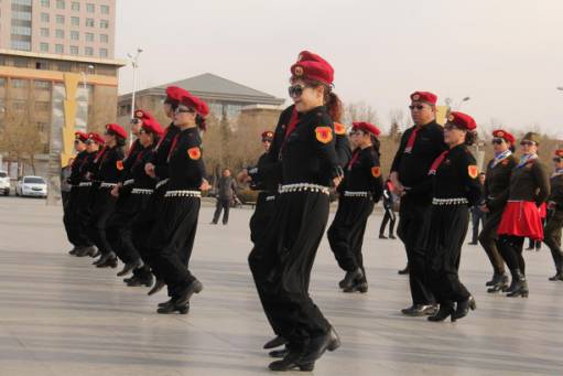 庆“三八”水兵舞展演，看“帅气”阿姨如何在广场圈粉！