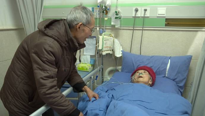 老教师深情呼唤，昏迷数月老伴奇迹苏醒