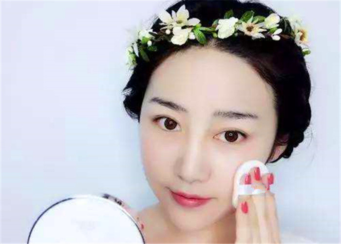 粉饼和散粉的区别哪个更好用,粉饼和散粉的区别哪个更好用一点