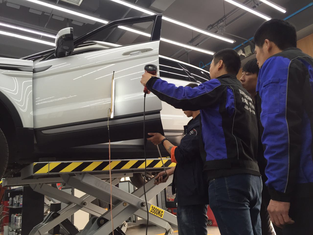 路虎极光修凹陷掉漆,新款路虎极光车门凹陷修复