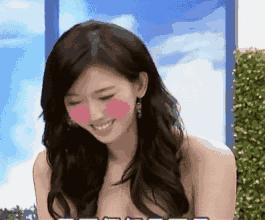 她的皮肤很白,她的皮肤白得像什么