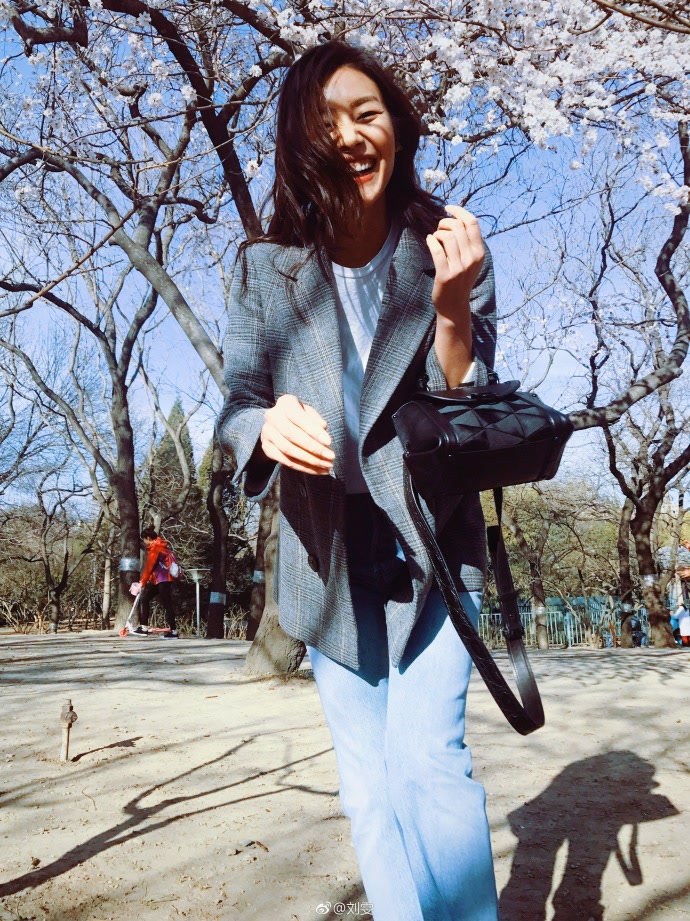 刘雯polo衫蝴蝶结,刘雯的时尚穿搭推荐