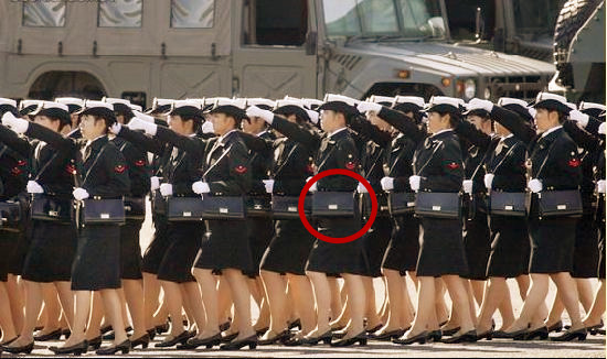 日本女兵的包包里装的是什么,日本女兵为什么要背个包