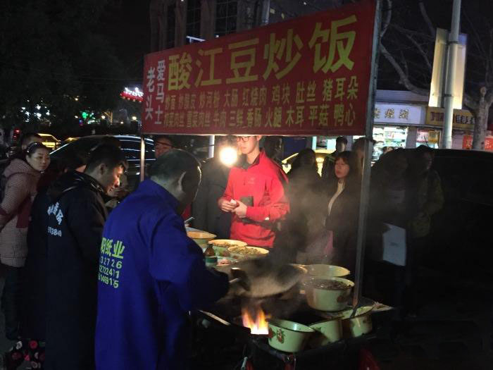 大学生摆摊买卖小吃最赚钱,大学生摆摊卖炒饭攻略