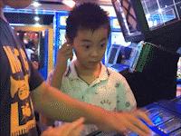 地铁惊现“大力神”，小伙子你前途无量啊