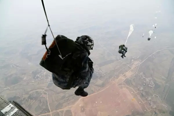 空降兵伞降操作方法练习,空降兵降落伞什么原理