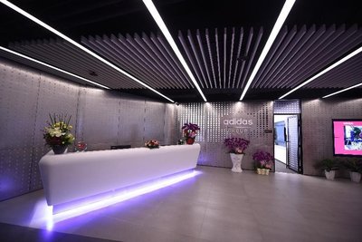 阿迪达斯华南首家品牌中心,阿迪达斯总部最近新闻