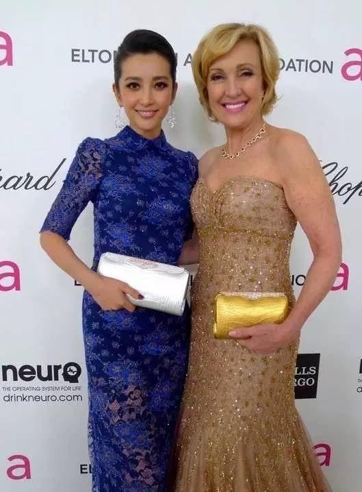 英国女王背双肩包,英国女王专宠乔治王子