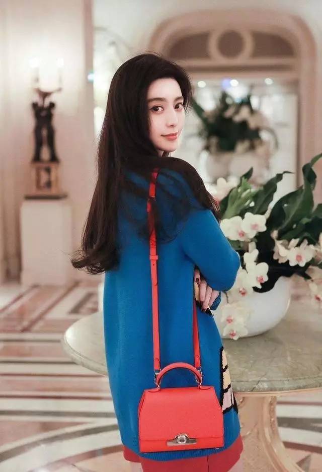 英国女王背双肩包,英国女王专宠乔治王子