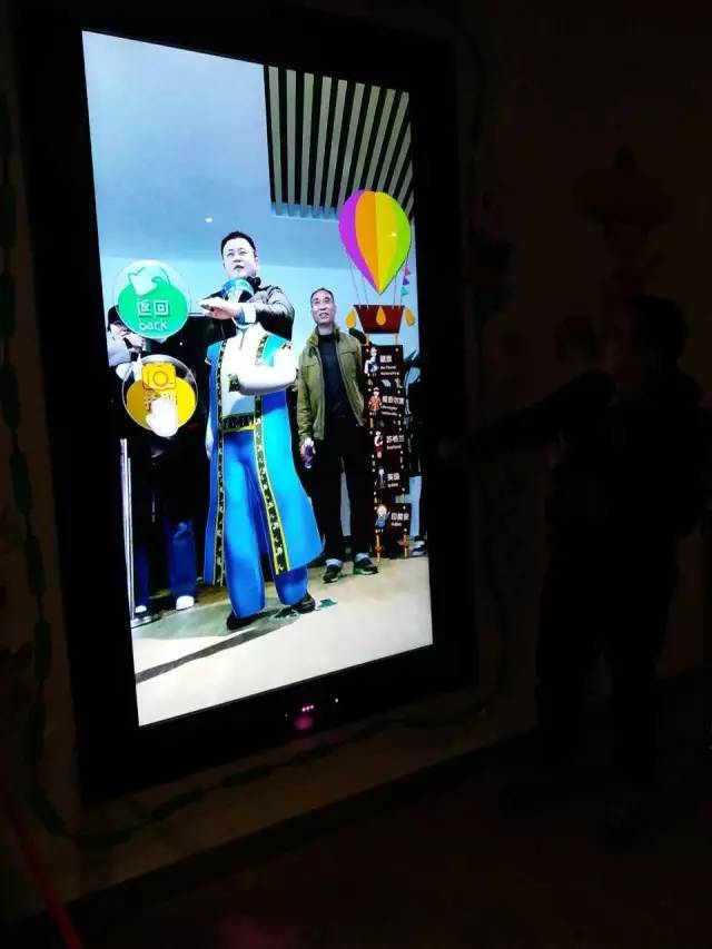 “稀奇好白相”，上海大世界3月31日对外开放，再来照一照童年的哈哈镜吧！