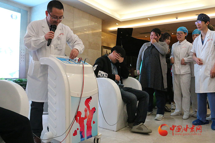 甘肃省妇幼保健院生孩子需24小时,准爸爸体验分娩痛