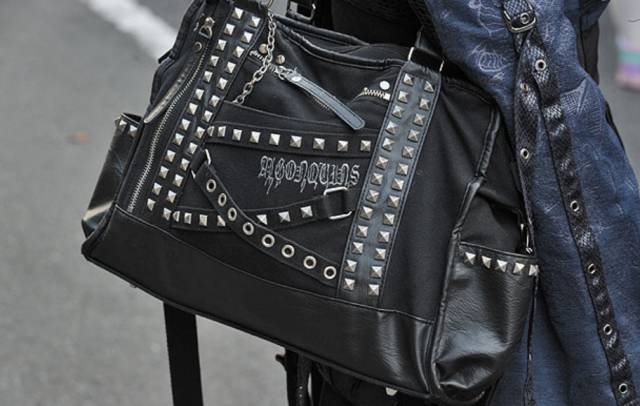 同事看到我就哈哈大笑,同事问我为什么对着屏幕发呆