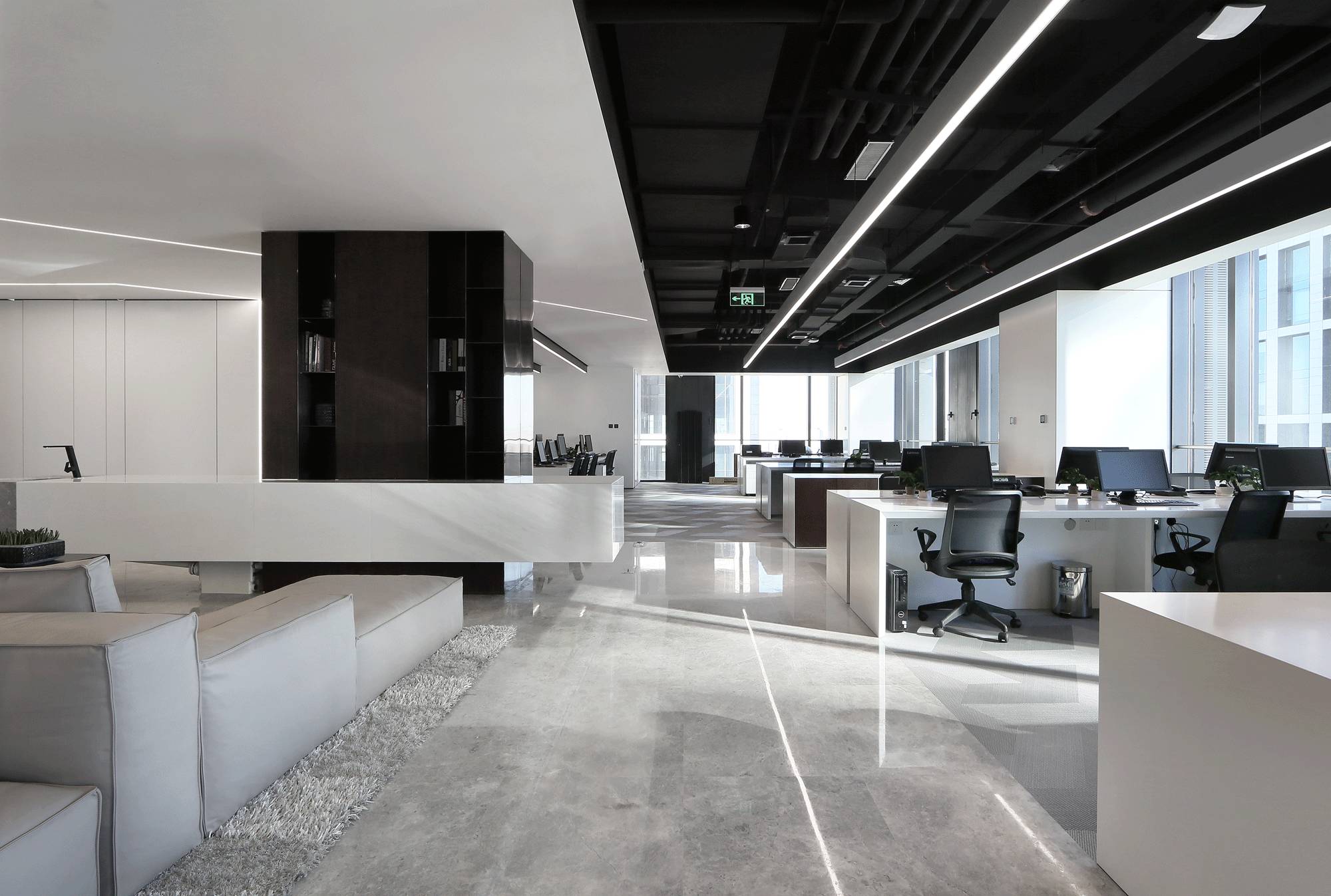 一个年轻潮服品牌的办公空间却选了素白当主打色？「设计联·1584期」