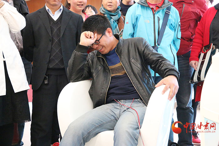 甘肃省妇幼保健院生孩子需24小时,准爸爸体验分娩痛