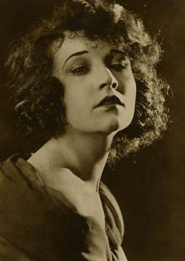 她被称中国第一美女身价过亿,她被誉为圈内第一美女