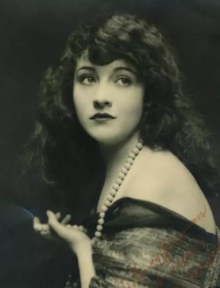 她被称中国第一美女身价过亿,她被誉为圈内第一美女