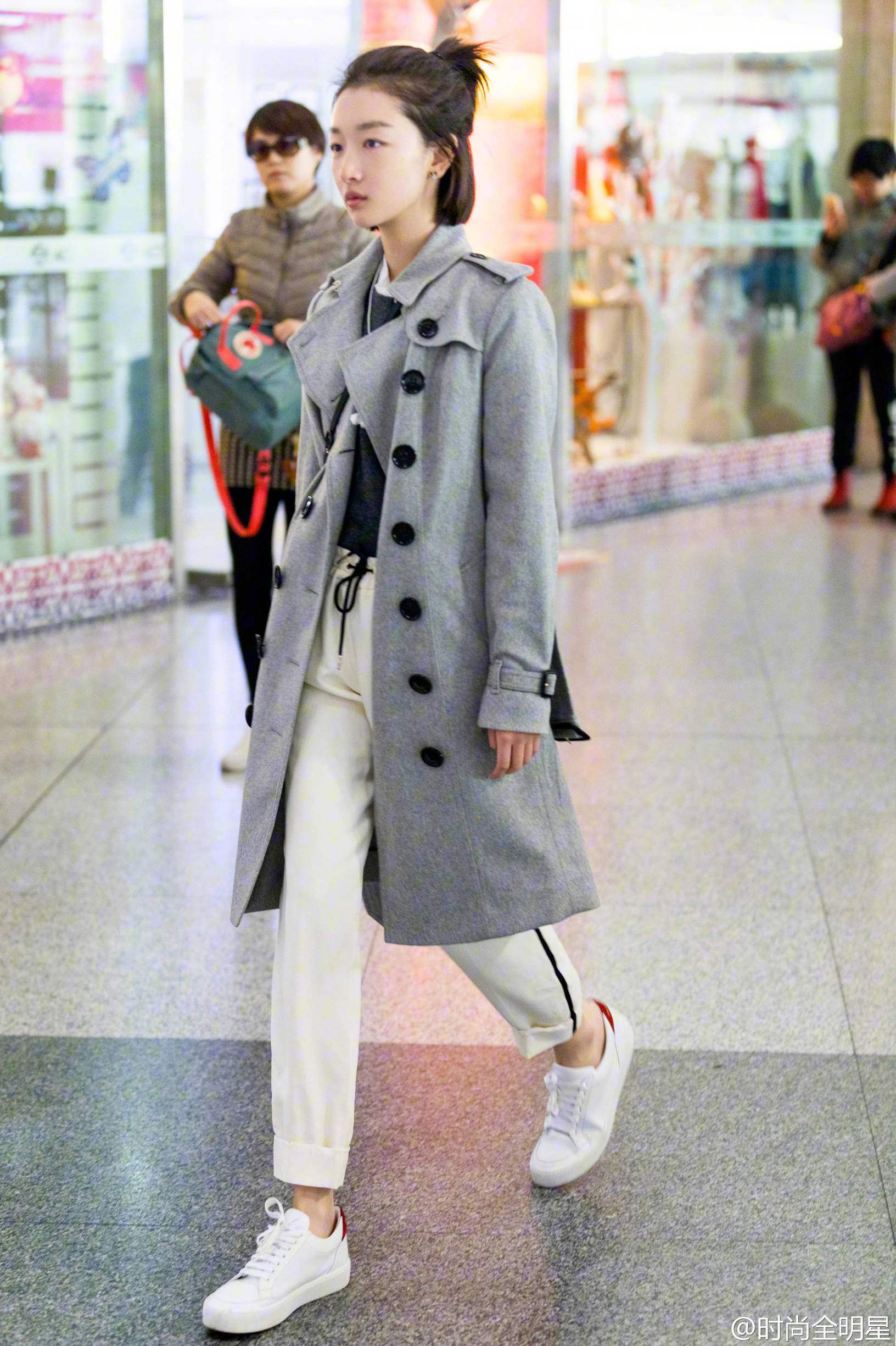 拿出他年轻时的照片对比一下,你敢面对以前的自己吗