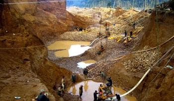 国家贫困县，5万人在非洲国家挖黄金发财