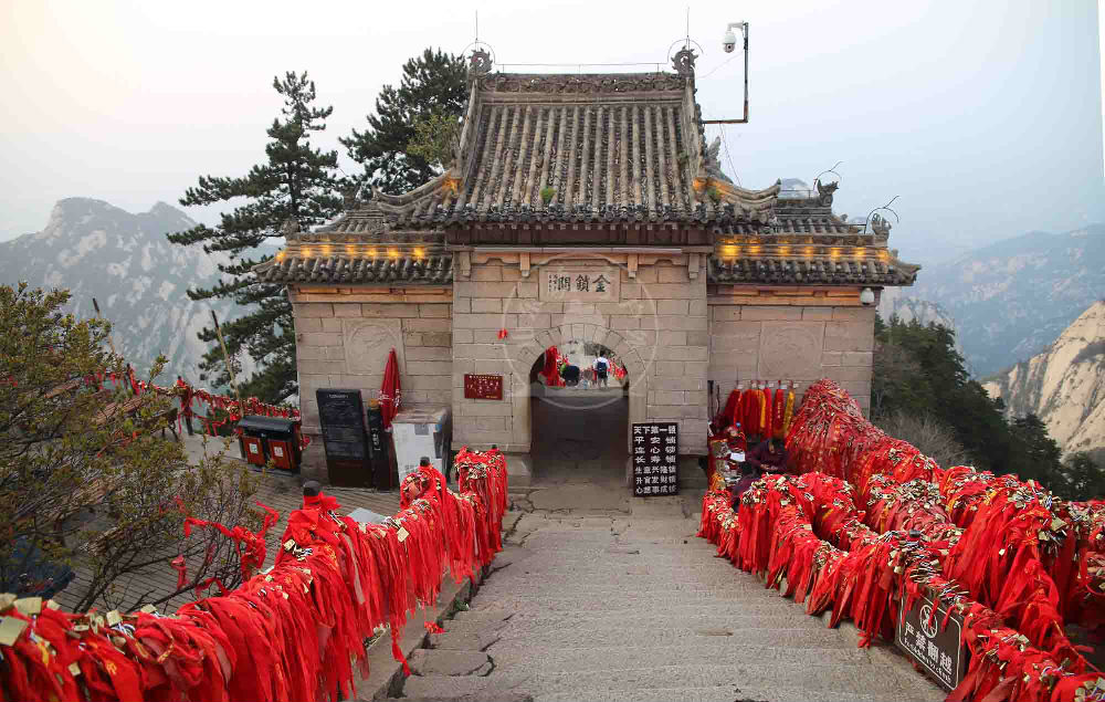 不到华山不知山之奇险,不登华山不知山峰之险