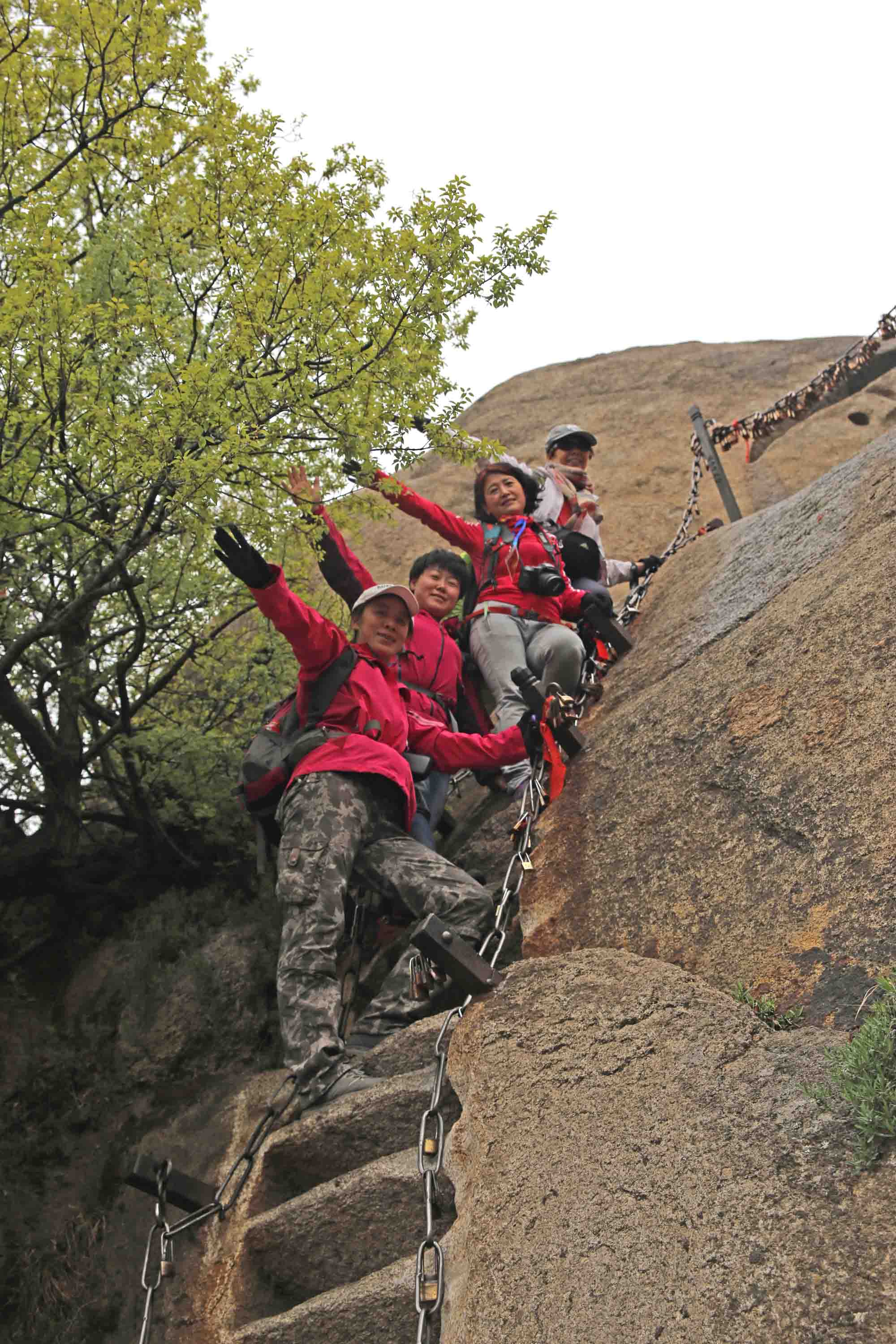 不到华山不知山之奇险,不登华山不知山峰之险