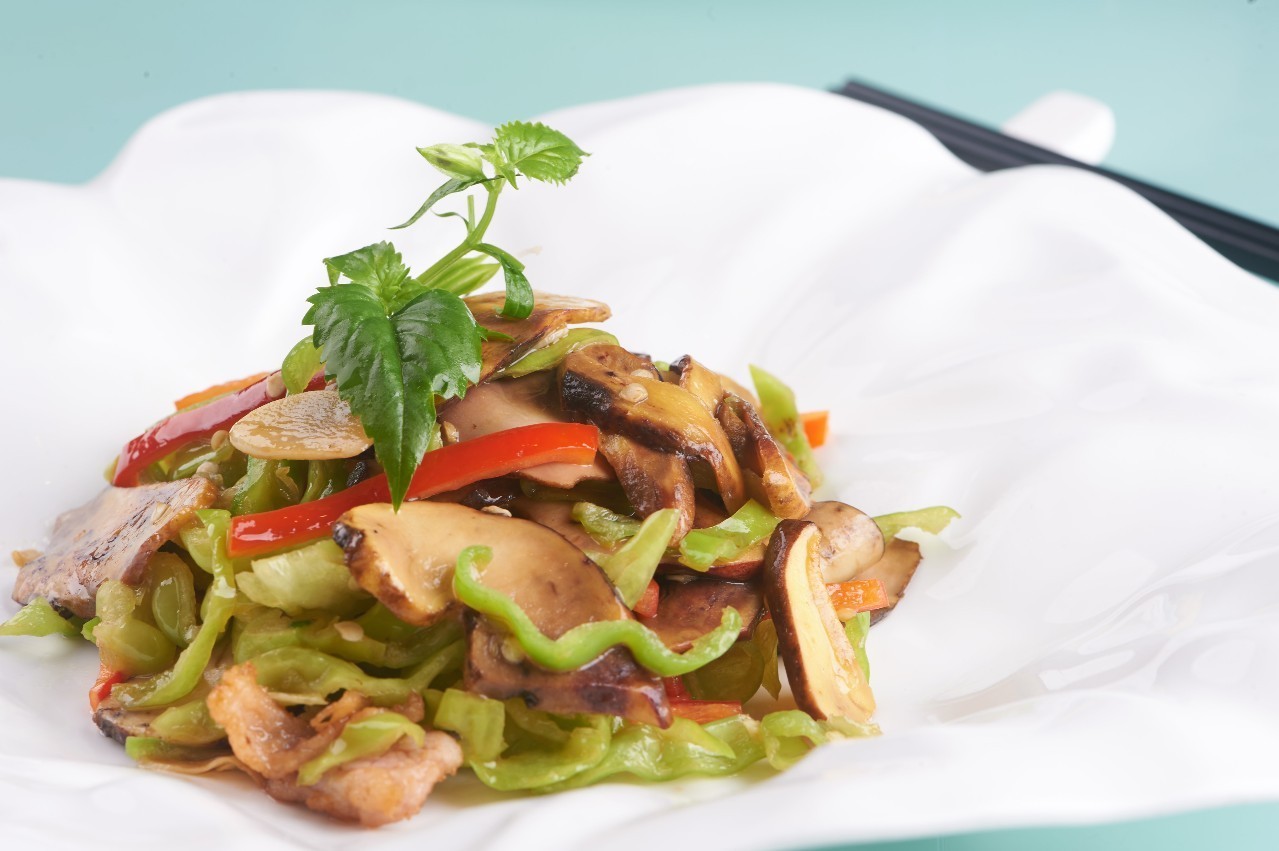 在丽江那一口“好喝到要*天升**”的汽锅鸡，让我开始了“寻找上海最好吃的云南菜”之旅！