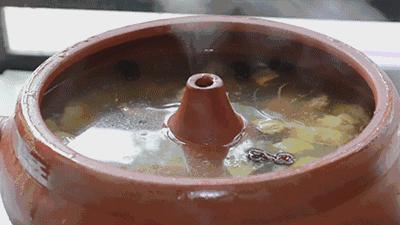 在丽江那一口“好喝到要*天升**”的汽锅鸡，让我开始了“寻找上海最好吃的云南菜”之旅！