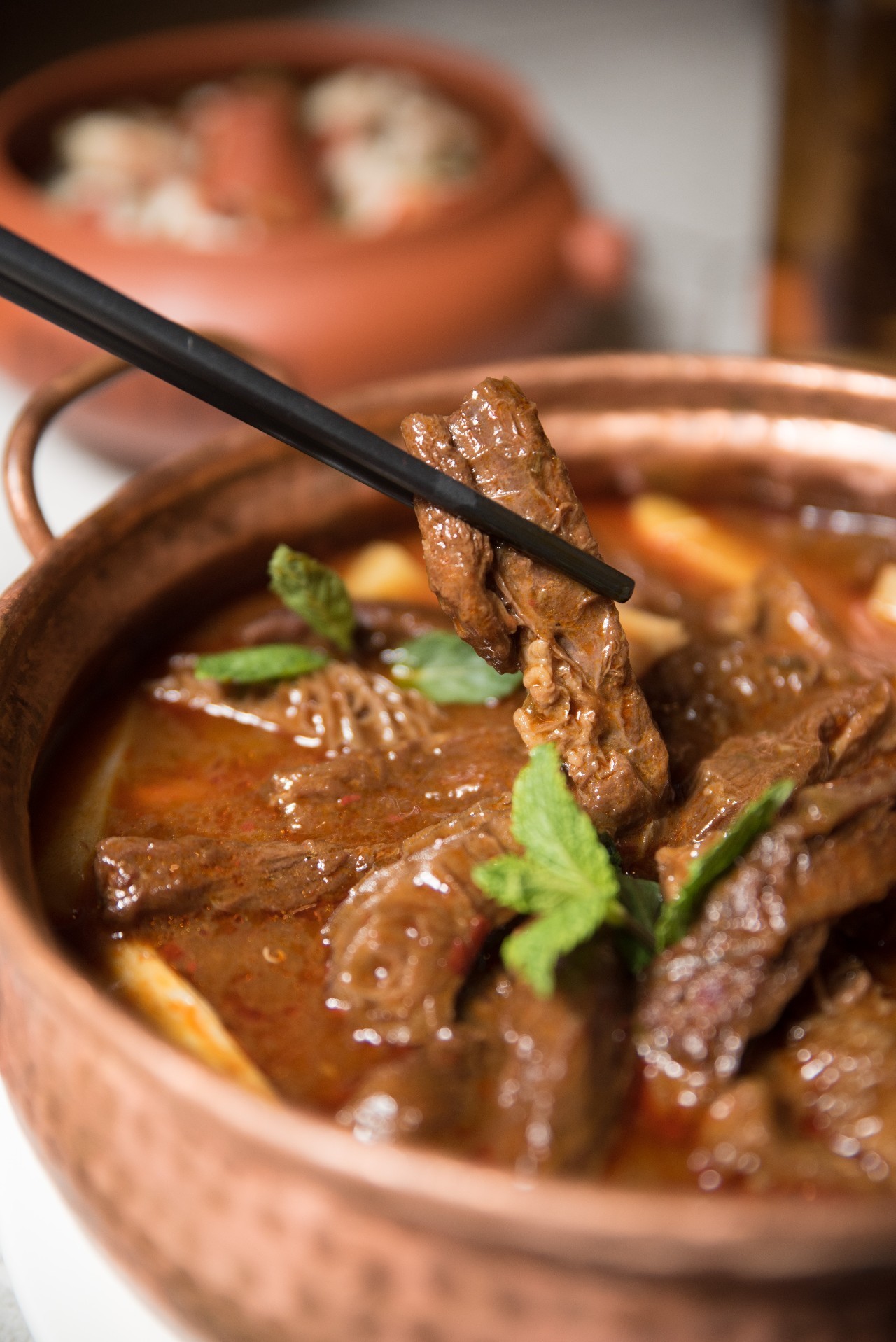 在丽江那一口“好喝到要*天升**”的汽锅鸡，让我开始了“寻找上海最好吃的云南菜”之旅！