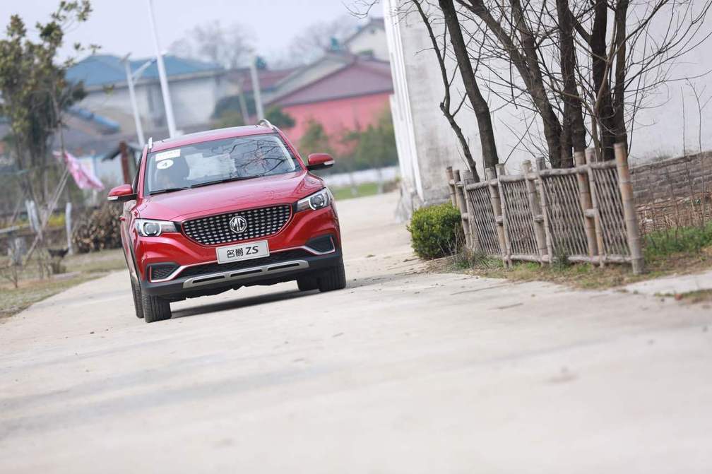 名爵zs和长安cs35哪个油耗低,名爵zs油耗到底多少