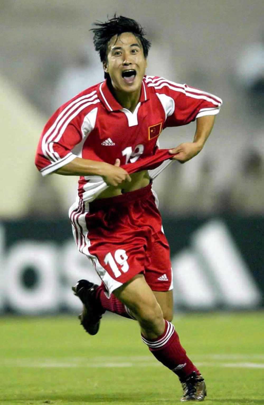 他是钻了5年监狱中年胖大叔，当年却3个进球将国足送进世界杯！